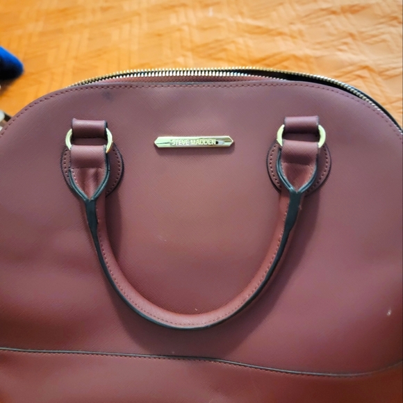 Steven Madden purse.   Burgundy in color - Picture 1 of 4